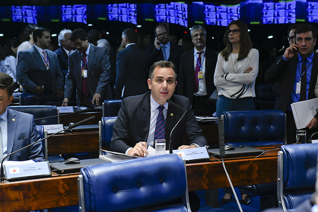 Em pronunciamento, à bancada, senador Rodrigo Pacheco (DEM-MG). Foto: Roque de Sá/Agência Senad