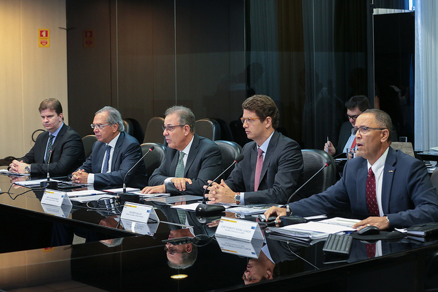 Reunião Extraordinária do Comitê de Monitoramento do Sistema Elétrico - CMSE

 

Mesa Coordenadora:

Gustavo Canuto, Ministro de Estado do Desenvolvimento Regional;

Paulo Guedes, Ministro de Estado da Economia;

Bento Albuquerque, Ministro de Estado de Minas & Energia;

Ricardo Salles, Ministro de Estado do Meio Ambiente e

José Roberto Bueno Júnior, Secretário-Executivo do Conselho Nacional de Política Energética - CNPE

 

Ministério de Minas e Energia

Foto: Saulo Cruz/MME