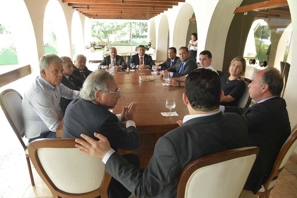 Presidente do Senado Federal, senador Davi Alcolumbre (DEM-AP), recebe o ministro da Economia, Paulo Guedes.   Participam:  senador Chico Rodrigues (DEM-RR);  senador Eduardo Gomes (MDB-TO);  senador Elmano Férrer (Pode-PI);  senador Fernando Bezerra Coelho (MDB-PE);  senador Flávio Bolsonaro (PSL-RJ);  senador Izalci (PSDB-DF);  senador Marcio Bittar (MDB-AC);  senador Sérgio Petecão (PSD-AC).  Foto: Marcos Brandão/Senado Federal