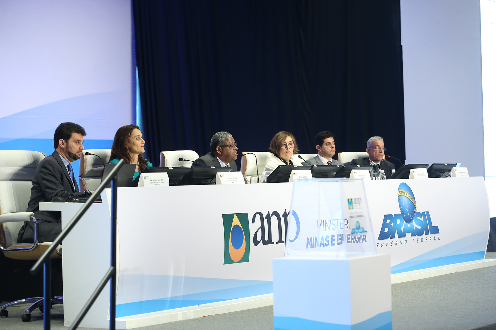 RIO DE JANEIRO-RJ, 27/10/2017 Maurício Pinheiro, representante da Sociedade - UERJ/FGV; Tatiana Motta, Procuradora Federal ANP; Sérgio Almeida, presidente ANP; Heloise Costa, Vice-Presidente ANP; Felipe Gonçalves, representante da Sociedade FGV e Felicíssimo Cardoso, ANP.  2ª e 3ª Rodadas de Licitação dos leilões do pré-sal.   Foto: Saulo Cruz/MME