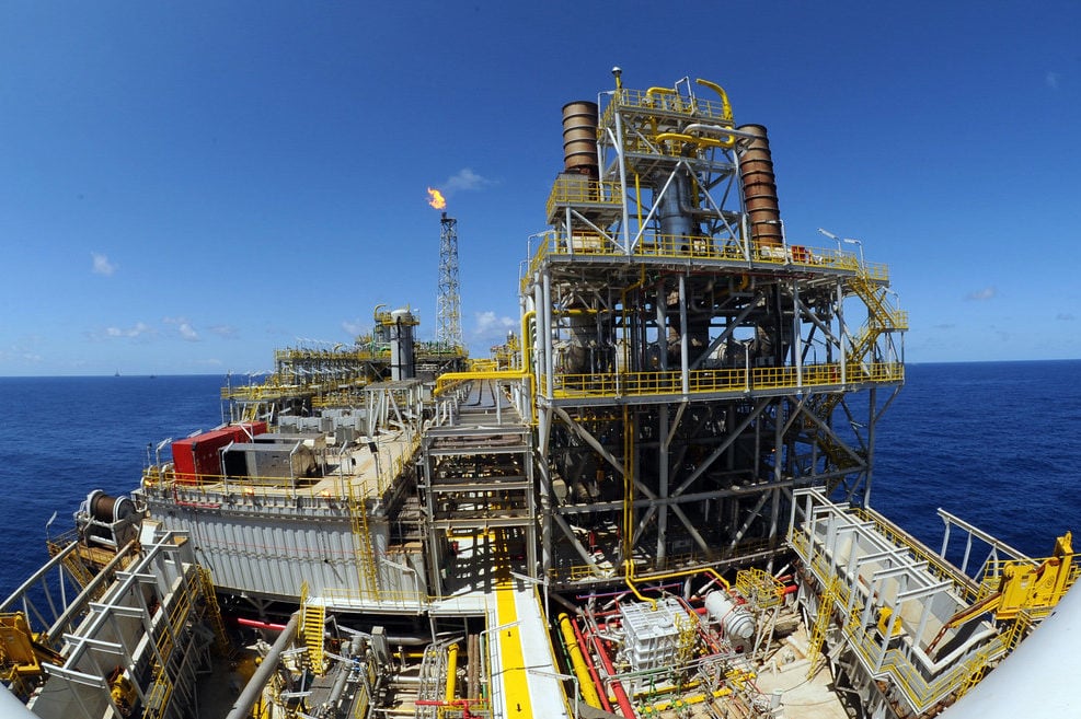 Na imagem: Navio-plataforma Cidade de Angra dos Reis, primeiro sistema definitivo de produção instalado na área de Tupi, no ré-sal da Bacia de Santos (Foto: Agência Petrobras)