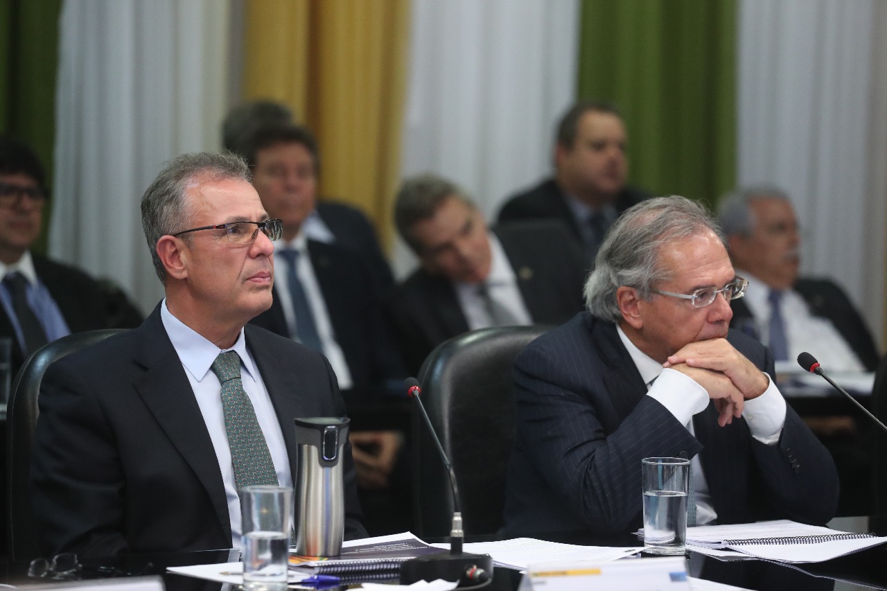 Os ministros Bento Albuquerque (Minas e Energia) e Paulo Guedes (Economia) na reunião do CNPE. Foto: Bruno Spada/MME