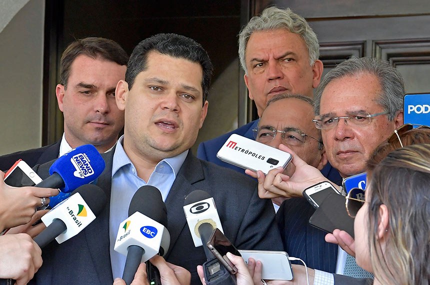 O presidente do Senado, Davi Alcolumbre, manifestou apoio à reforma da Previdência. Ele esteve reunido com os ministros Paulo Guedes, da Economia, e Onyx Lorenzoni, da Casa Civil, e com vários senadores na residência oficial do Senado. Foto: Marcos Brandão/Senado Federal