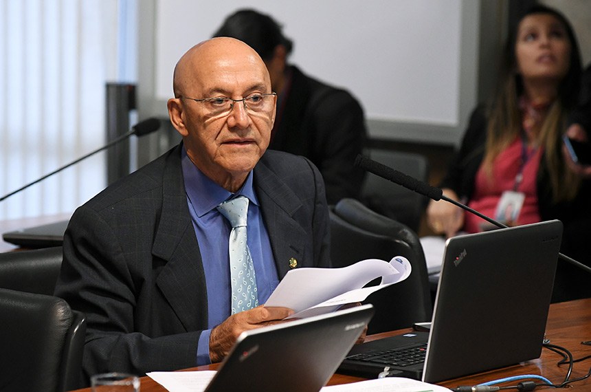 O senador Confúcio Moura (MDB-RO) leu relatório favorável à proposta, que segue para o Plenário. Foto: Jefferson Rudy/Agência Senado