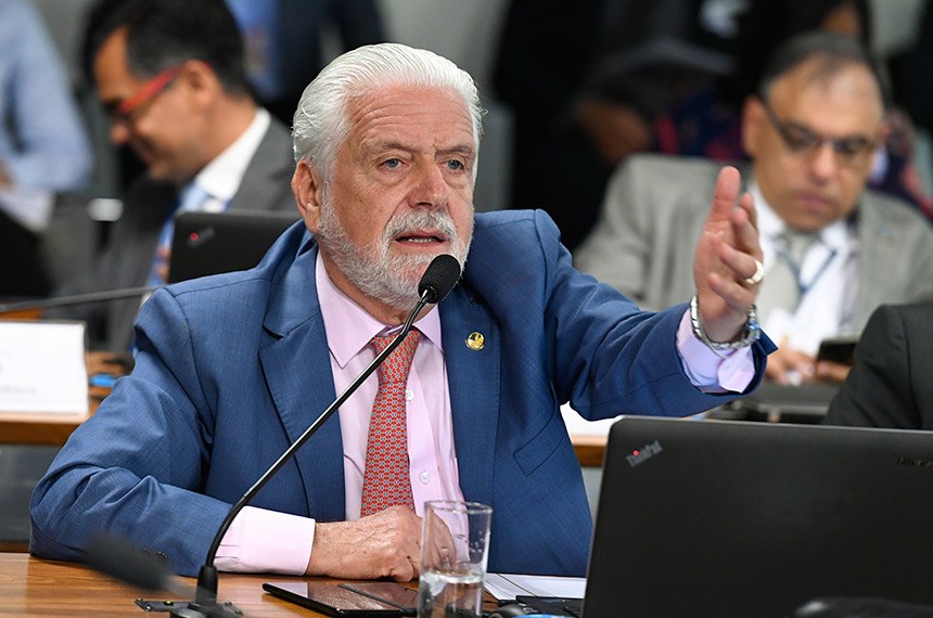 O relator, Jaques Wagner, apresentou substitutivo a projeto de Rose de Freitas. Foto: Edilson Rodrigues/Agência Senado