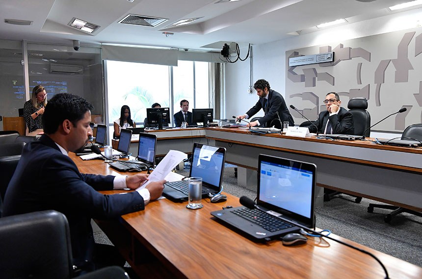 Relator da proposta (e também presidente da comissão), Rodrigo Cunha lê seu relatório em reunião conduzida por Jorge Kajuru. Foto: Geraldo Magela/Agência Senado