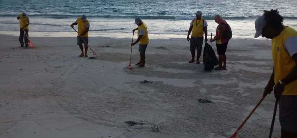 Vazamento de óleo atinge praias da Região dos Lagos