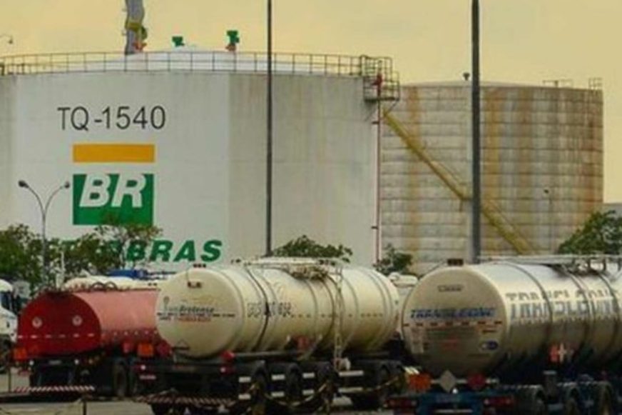 Refinaria da Petrobras com caminhões-tanque de abastecimento estacionados próximo à reservatórios gigantes de armazenamento de combustíveis (Foto Divulgação)