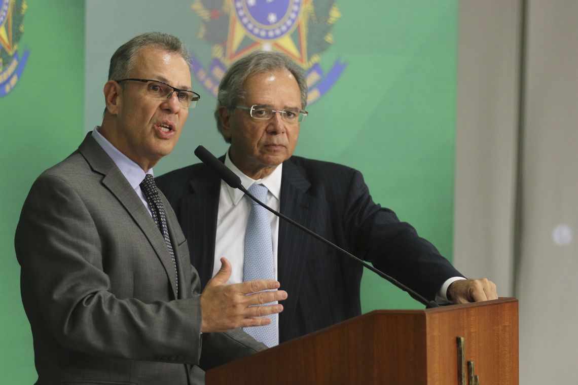 Os ministros de Minas e Energia, Bento Albuquerque, e da Economia, Paulo Guedes, durante entrevista coletiva no Palácio do Planalto.