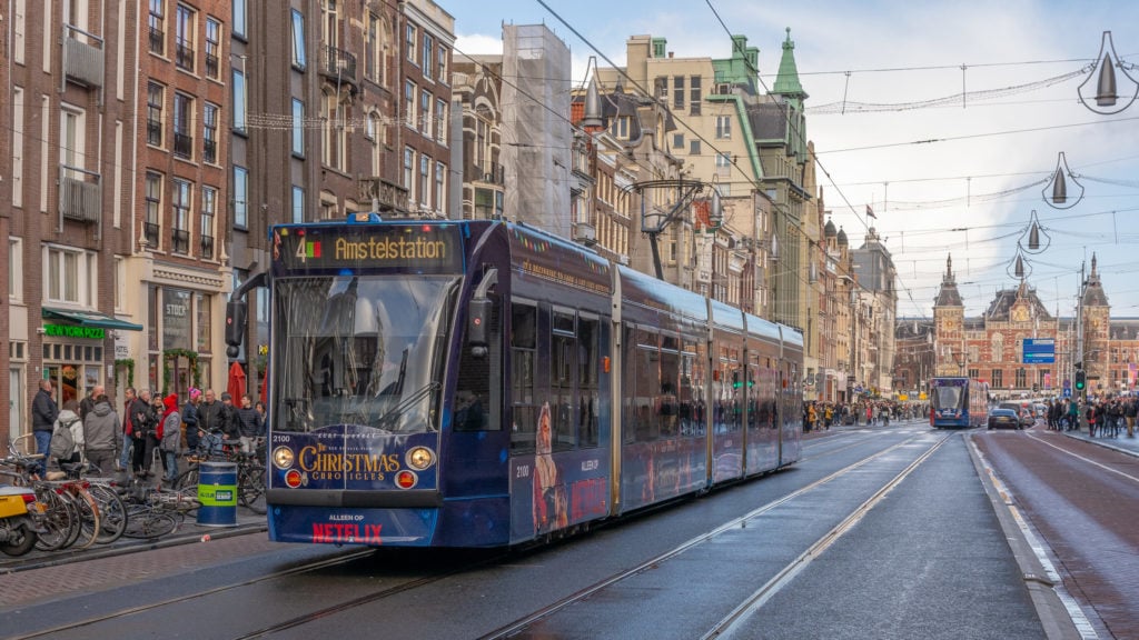 Naast de Sky Radio kerst tram rijdt er in 2018 ook nog een Netflix kersttram in Amsterdam. Dit is de 2100, die op het Damrak net de (2058) Skyradio tram is gepasseerd (zie in de verte nabij CS)