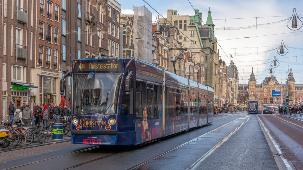 Naast de Sky Radio kerst tram rijdt er in 2018 ook nog een Netflix kersttram in Amsterdam. Dit is de 2100, die op het Damrak net de (2058) Skyradio tram is gepasseerd (zie in de verte nabij CS)