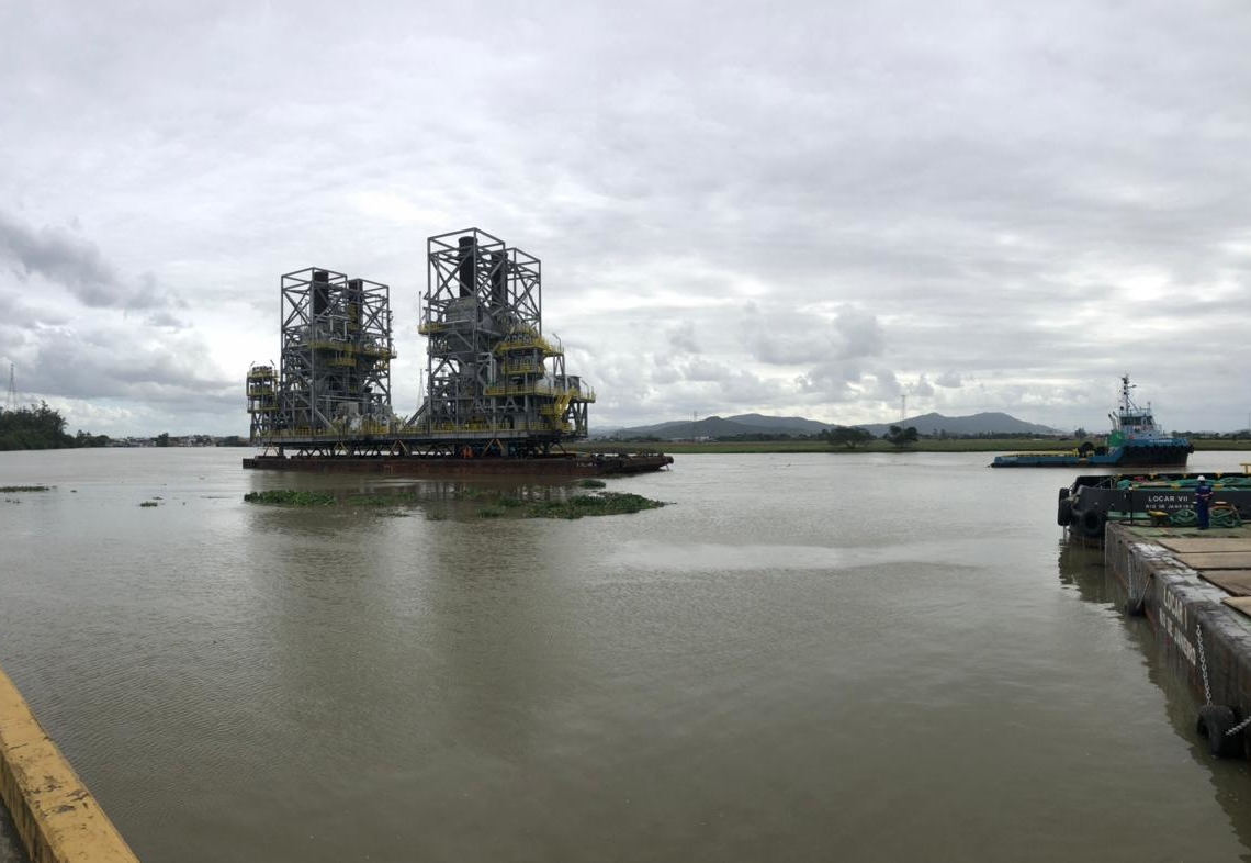 Módulos da P-71 saindo de Itajaí na tarde de sábado, 18