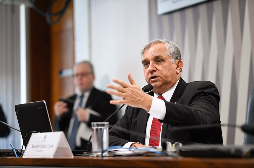 Presidente da CDR, senador Izalci Lucas se mostrou preocupado com o impacto da flutuação do custo dos combustíveis e favorável à criação de um fundo de estabilização de preços. Foto: Edilson Rodrigues/Agência Senado