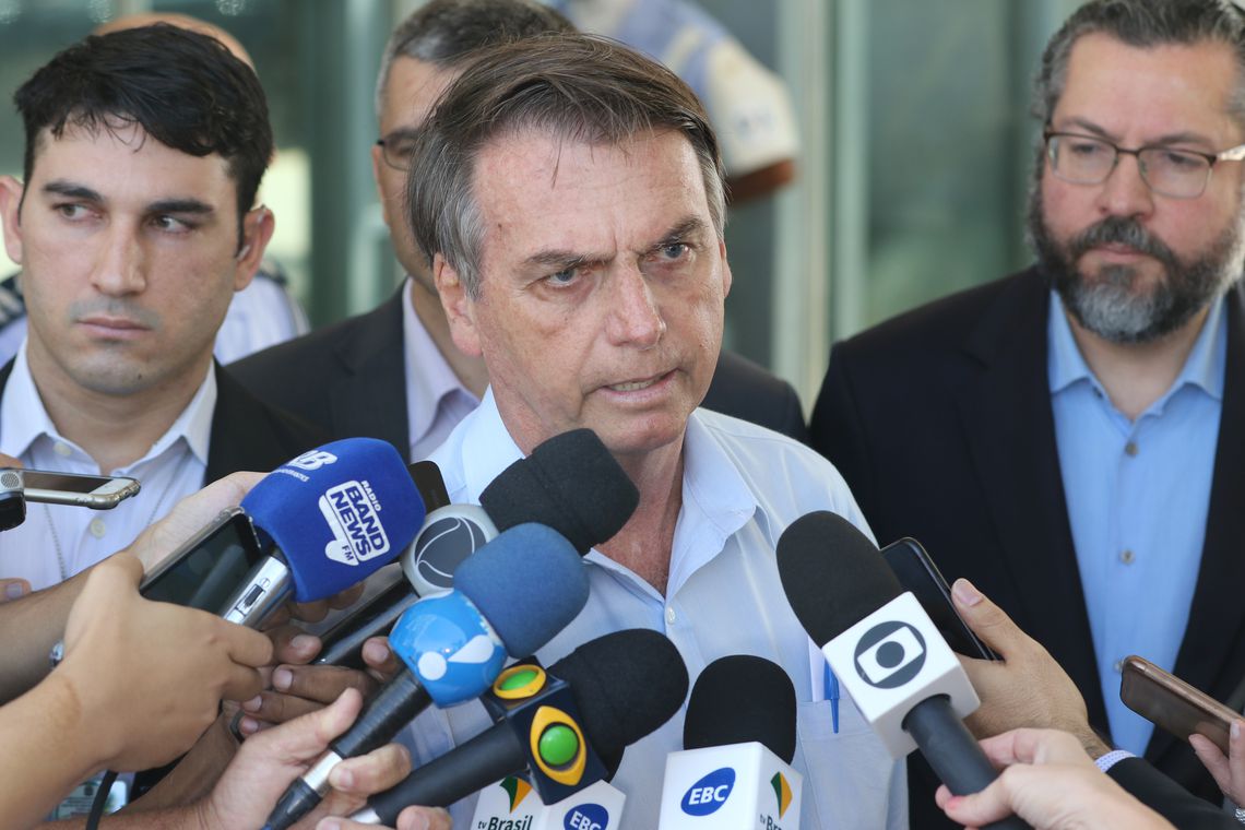 O presidente Jair Bolsonaro fala à imprensa sobre a crise na Venezuela, após reunião no Ministério da Defesa. Ao lado, o ministro das Relações Exteriores, Ernesto Araújo