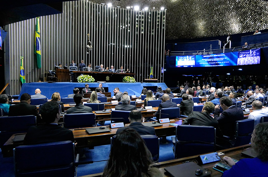 Plenário do Senado Federal durante sessão especial destinada a comemorar o aniversário de 46 anos da estatal Centrais Elétricas do Norte do Brasil S.A (Eletronorte). 

Mesa: 
representante do Coletivo Nacional dos Eletricitários (CNE), Ícaro Chaves; 
presidente da sessão, senador Izalci (PSDB-DF); 
presidente  da  Eletronorte, Roberto  Parucker; 
diretor-geral da Agência Nacional de Energia Elétrica (Aneel), André Pepitone.

Foto: Roque de Sá/Agência Senado