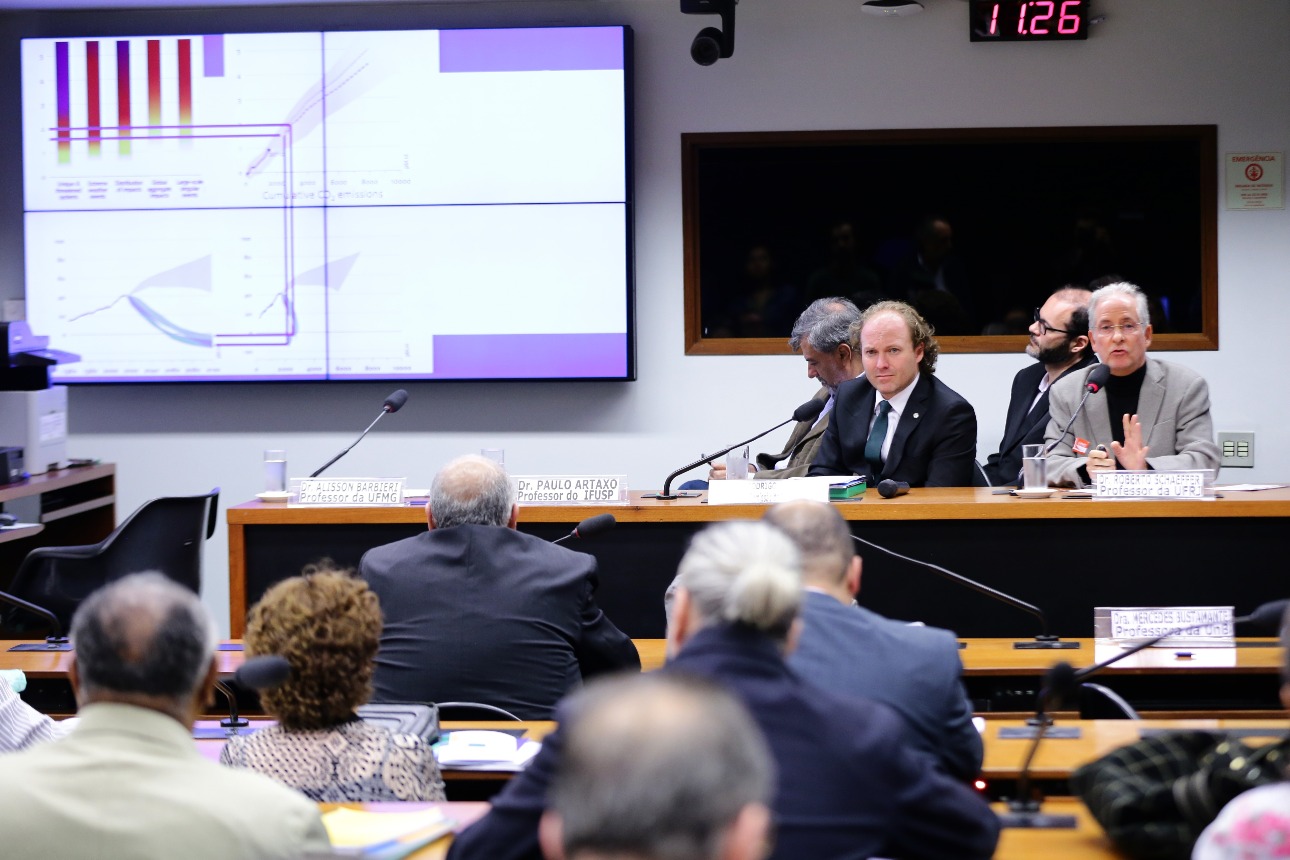 Seminário "Medidas de mitigação e adaptação às mudanças climáticas.". Dep. Rodrigo Agostinho (PSB-SP) e Professor da UFRJ, Roberto Schaeffer. Foto: Michel Jesus/ Câmara dos Deputados