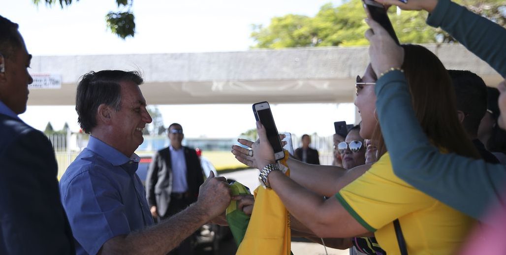 Presidente Jair Bolsonaro cumprimenta populares na saída do Alvorada