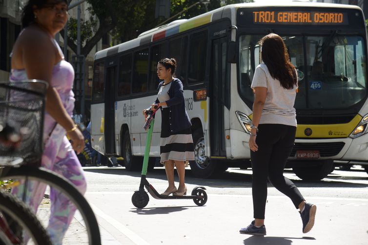 A atuária Samara Alce se locomove de patinete elétrico no centro do Rio de Janeiro. Foto: Arquivo/Agência Brasil