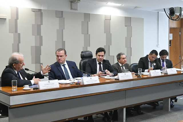 Comissão Mista da Medida Provisória (CMMPV) realiza audiência pública interativa para debater MP 882/2019 que reformula o Programa de Parcerias de Investimentos (PPI).rrMesa:rpresidente da Associação Nacional do Transporte de Cargas e Logística (NTC), José Hélio Fernandes, em pronunciamento;rrelator da CMMPV, senador Wellington Fagundes (PL-MT);rpresidente da CMMPV, deputado Isnaldo Bulhões Jr. (MDB-AL);rgerente Executivo da Secretaria de Leilões da Agência Nacional de Energia Elétrica (Aneel), Romário de Oliveira Batista;rdiretor Substituto do Departamento Nacional de Trânsito (Denatran), Carlos Magno;rconsultor Legislativo do Senado Federal, Israel Lacerda de Araújo.rrFoto: Geraldo Magela/Agência Senado