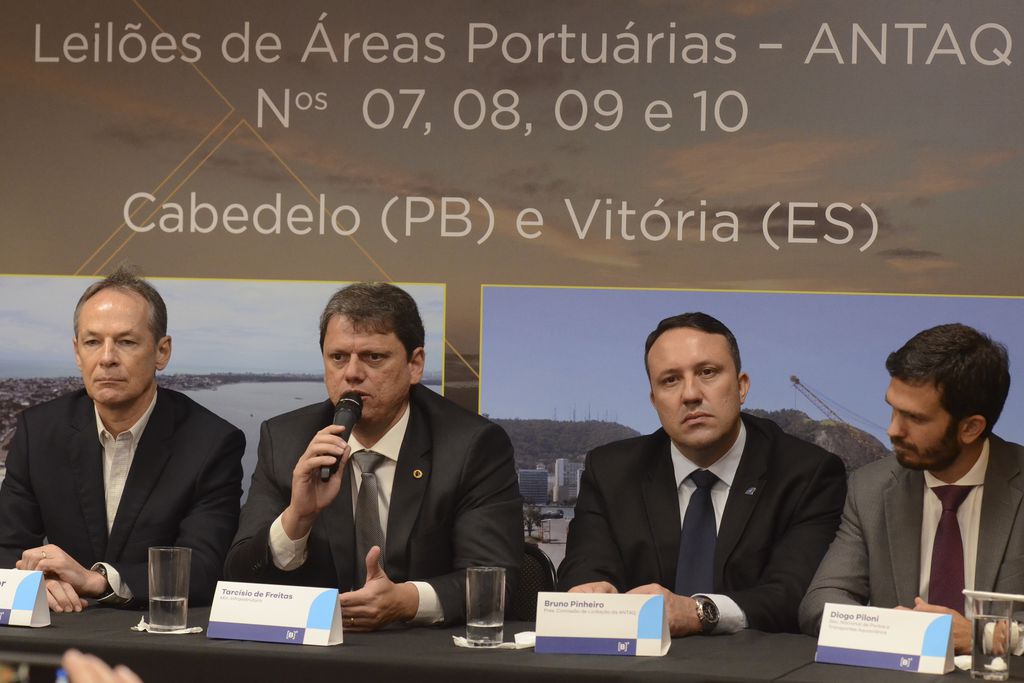 O ministro da Infraestrutura, Tarcísio Gomes de Freitas, participa do leilão de quatro áreas portuárias, Áreas AI-01, AE-10 e AE-11 do Porto de Cabedelo (PB) e Área VIX30 do Porto de Vitória (ES), na sede da B3, em São Paulo.