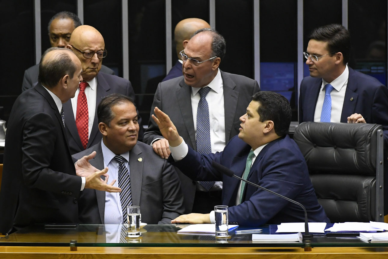 Plenário da Câmara dos Deputados durante sessão conjunta do Congresso Nacional destinada à deliberação de 14 vetos (15 a 28/2019); do PLN 5/2019 (LDO 2020) e PLN 18/2019 (Crédito suplementar); do PRN 3/2019 (mudança na tramitação de MPs); e dos PLNS 6, 7 e 8/2019.rrParticipam à mesa:rsenador Esperidião Amin (PP-SC); rsenador Marcelo Castro (MDB-PI); rsenador Eduardo Gomes (MDB-TO);rpresidente do Senado, senador Davi Alcolumbre (DEM-AP); rsenador Fernando Bezerra Coelho (MDB-PE).rrFoto: Roque de Sá/Agência Senado