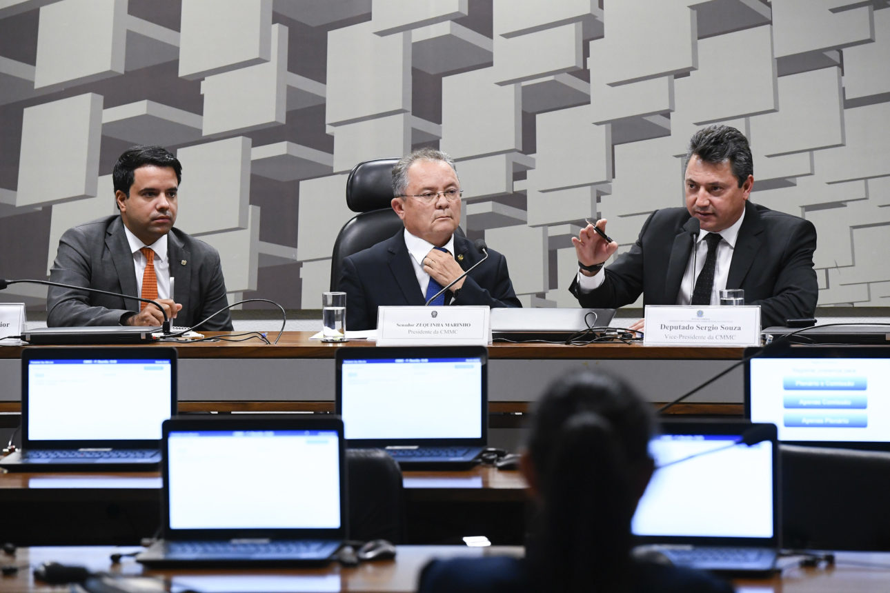 Comissão Mista Permanente sobre Mudanças Climáticas (CMMC) realiza primeira reunião para instalação da comissão e eleição do presidente, vice-presidente e relator. rrResultado: rInstalada a comissão, são eleitos: senador Zequinha Marinho (PSC-PA) para presidente; deputado Sergio Souza (MDB-PR) para vice-presidente e deputado Edilázio Júnior (PSD-MA) para relator. rrMesa: rrelator da CMMC, deputado Edilázio Júnior (PSD-MA); rpresidente da CMMC, senador Zequinha Marinho (PSC-PA); rvice-presidente da CMMC, deputado Sergio Souza (MDB-PR).rrFoto: Marcos Oliveira/Agência Senado