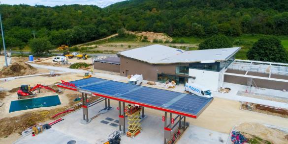 Posto de combustíveis da Total abastecido a energia solar / Foto: divulgação