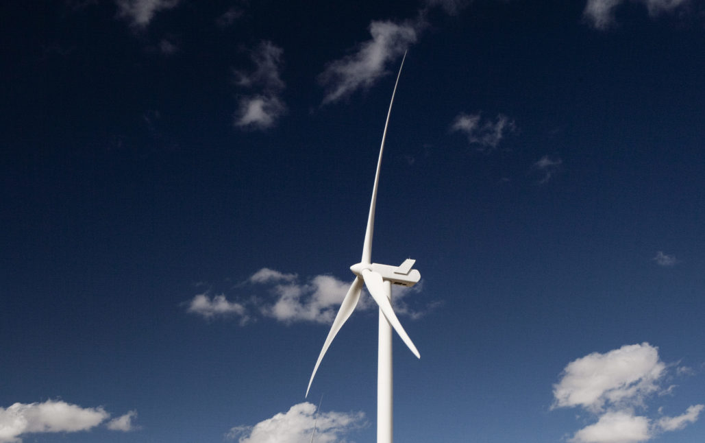 Até 2026, o país pode chegar a pelo menos 33 GW de capacidade instalada, segundo a Abeeólica. Na imagem: Aerogerador de energia eólica com céu azul ao fundo e poucas nuvens (foto: Lars Schmidt/Vestas)