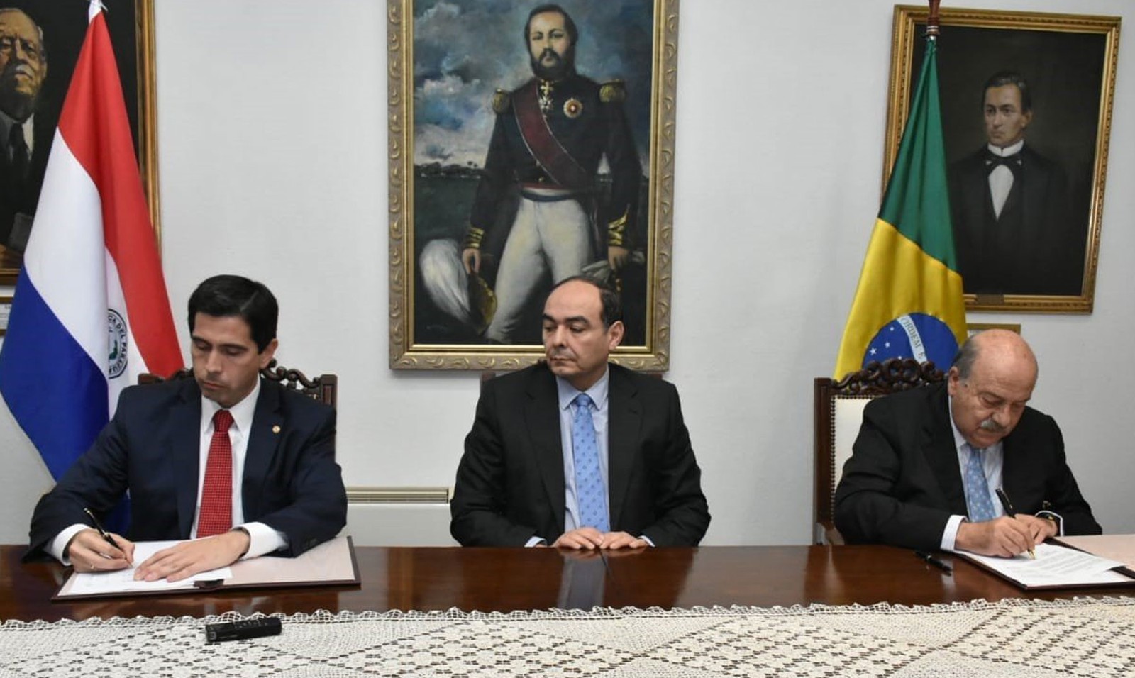 Embaixador do Brasil no Paraguai, Carlos Alberto Simas Magalhães, (à direita) assinou documento que anula nova ata sobre energia de Itaipu nesta quinta-feira (1º) — Foto: Chancelaria/ Paraguai