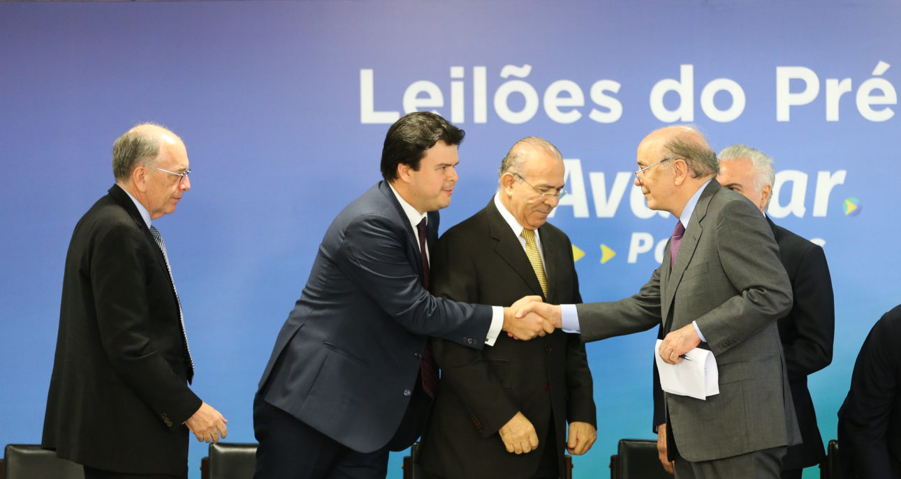 BRASÍLIA-DF, 31/01/2018  Fernando Coelho Filho, Ministro de Minas e Energia cumprimenta José Serra, Senador.  Cerimônia de Assinaturas dos Contratos da 2ª e 3ª Rodadas de Partilha de Produção no Pré-Sal.  Palácio do Planalto.  Foto: Saulo Cruz/MME