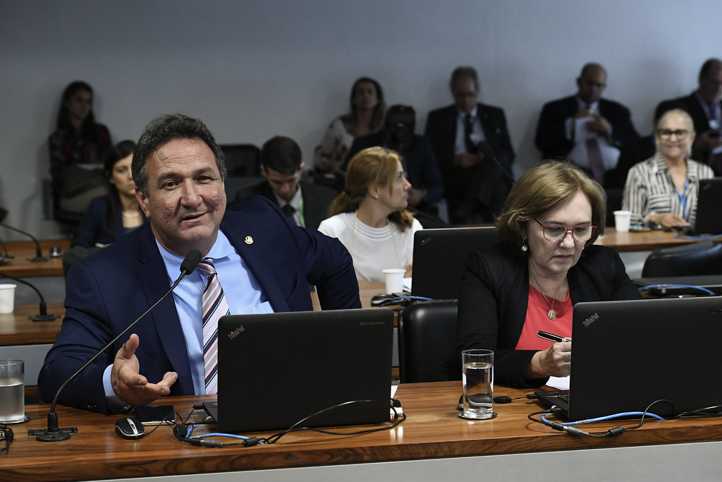 Comissão de Desenvolvimento Regional e Turismo (CDR) realiza audiência pública interativa para debater o programa de governo que trate de regularização fundiária. rrBancada: rsenador Lucas Barreto (PSD-AP); rsenadora Zenaide Maia (Pros-RN).rrFoto: Geraldo Magela/Agência Senado