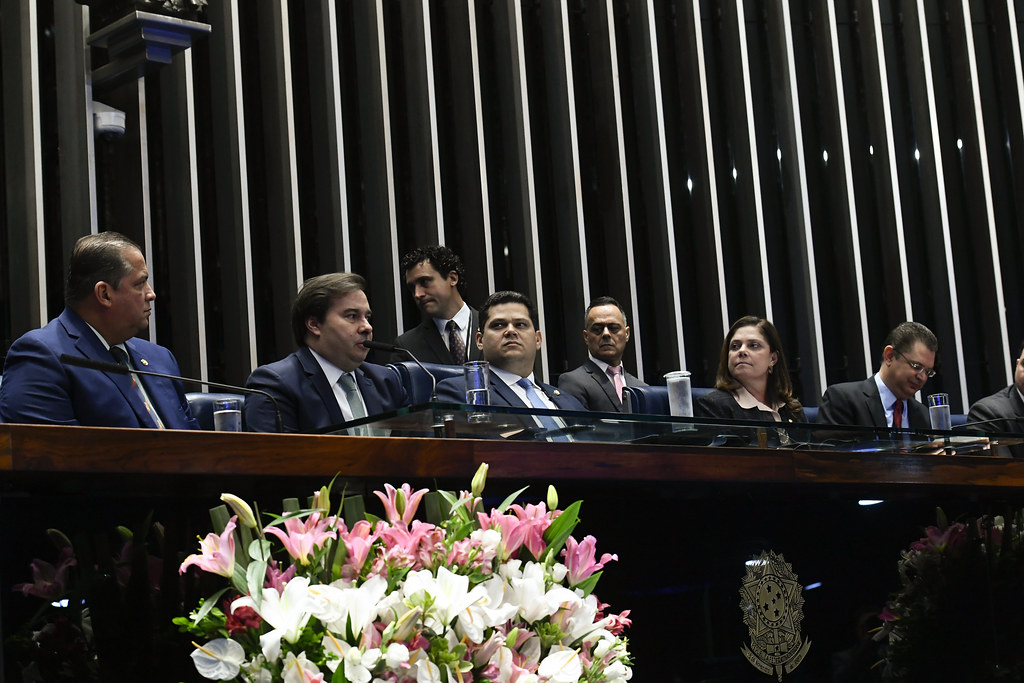 Plenário do Senado Federal durante sessão solene do Congresso Nacional destinada  à promulgação da Emenda Constitucional nº 102 de 2019.rrMesa:rsenador Rogério Carvalho Santos (PT-SE);rsegundo-secretário da Mesa do Senado, senador Eduardo Gomes (MDB-TO);rpresidente da Câmara dos Deputados, deputado Rodrigo Maia (DEM-RS);rpresidente do Senado Federal, senador Davi Alcolumbre (DEM-AP);rdeputada Soraya Santos (PL-RJ).rrFoto: Geraldo Magela/Agência Senado