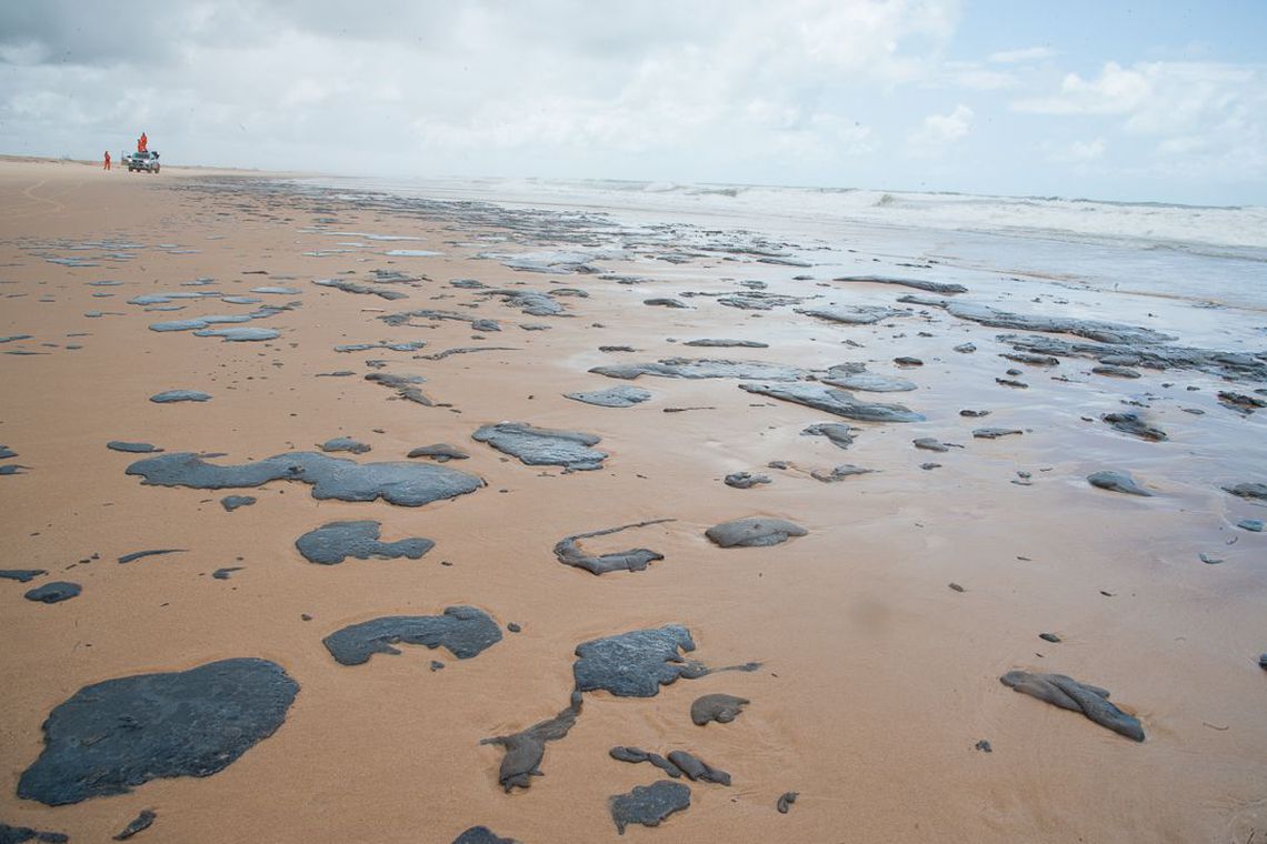 Vazamento de petróleo deixa manchas no litoral de Sergipe e de vários estados do Nordeste