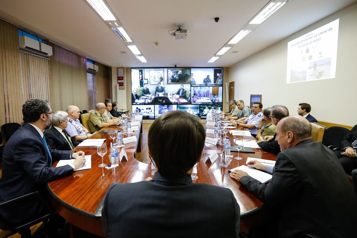 O presidente Jair Bolsonaro, reuné-se com ministro da defesa, Fernando Azevedo.