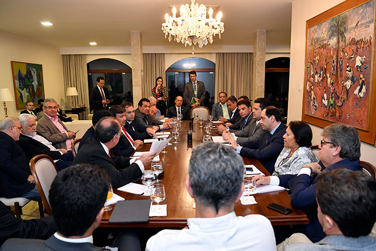 O presidente do Senado, Davi Alcolumbre, recebe governadores, representantes do governo e líderes do Senado para debater a divisão de recursos da cessão onerosa / Foto: Agência Senado