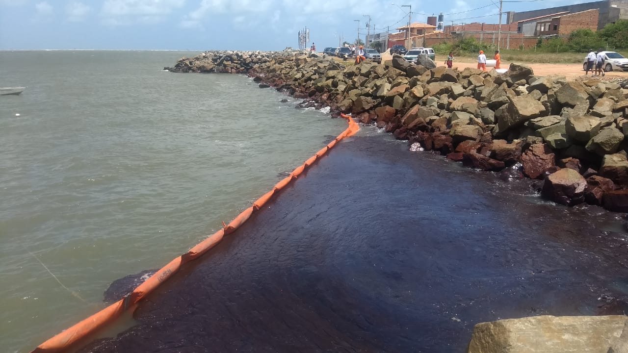 Barreira de contenção instalada no litoral de Aracaju (SE) / Foto: ONG Sou Vaza Barris