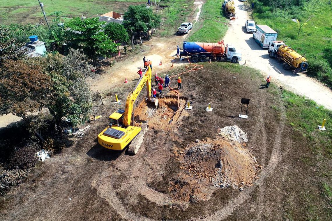 Vazamento de gasolina de um duto da Transpetro, no Parque Amapá, Duque de Caxias. De acordo com a Transpetro, o vazamento foi controlado no mesmo dia e já vem sendo feito o reparo no duto.