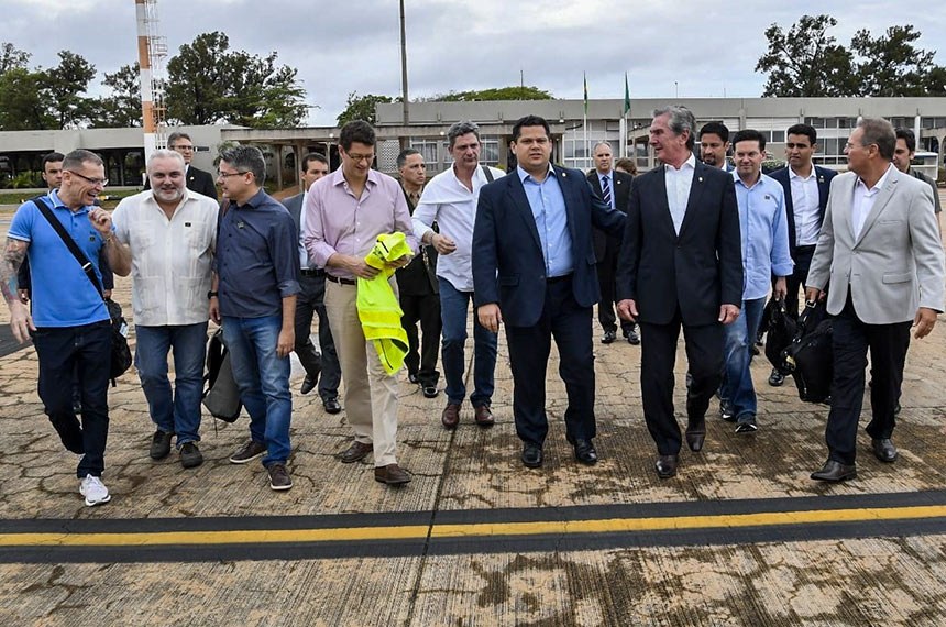 Alcolumbre promete medida provisória para ajudar no combate ao óleo no Nordeste