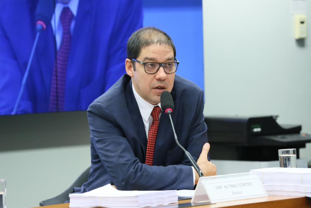 O relator da CPI do BNDES, Altineu Côrtes (PL/RJ), na apresentação do relatório da CPI / Foto: Agência Câmara