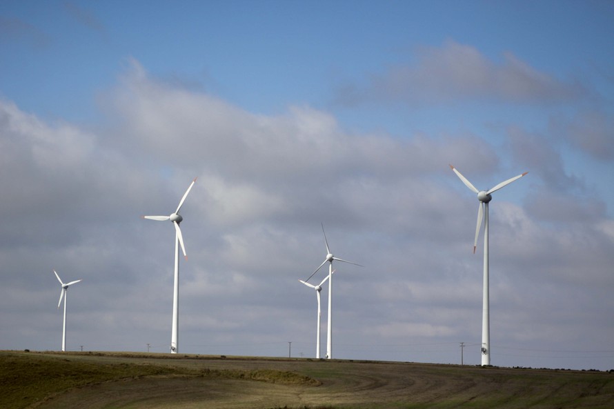 No Estado do Paraná está em funcionamento desde janeiro de 1999 a Usina Eólica de Palmas, com 2,5 MW, de propriedade da COPEL. OParaná foi pioneiro nesse segmento ao investir na instalação da primeira usina eólica. Foi no município de Palmas, Sul do Estado, em 1999, com potência de 2,5 megawatts. A usina foi resultado de um trabalho minucioso – o Projeto Ventar – iniciado pela Copel em 1994. - Palmas/PR, 13.05.2011 - Foto Jonas Oliveira