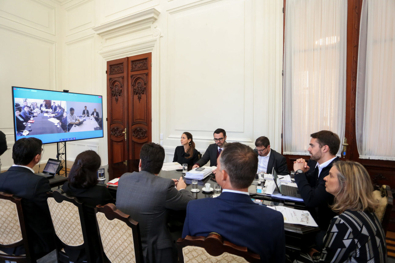 O governador Eduardo Leite e o presidente do Banco Nacional de Desenvolvimento Econômico e Social (BNDES), Gustavo Montezano, assinaram, em 2019, via videoconferência, o contrato de estruturação do projeto para a privatização da Sulgás. Os secretários Leany Lemos, Marco Aurelio Cardoso, Claudio Gastal, Bruno Vanuzzi, Paulo Morales, Artur Lemos, Otomar Vivian, e o procurador-geral do Estado, Eduardo Cunha da Costa, acompanharam a reunião (Foto: Felipe Dalla Valle/Palácio Piratini)