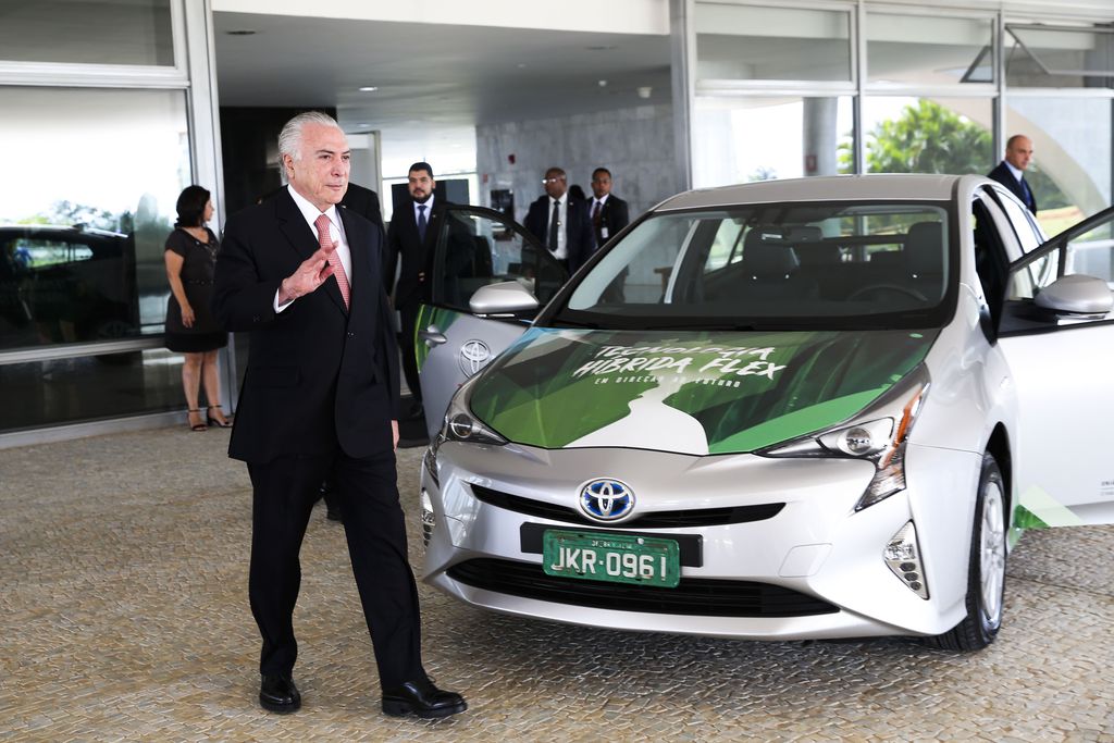 O presidente Michel Temer participa do lançamento da tecnologia para produção do primeiro veículo híbrido flex do mundo no Brasil, em cerimônia no Palácio do Planalto.