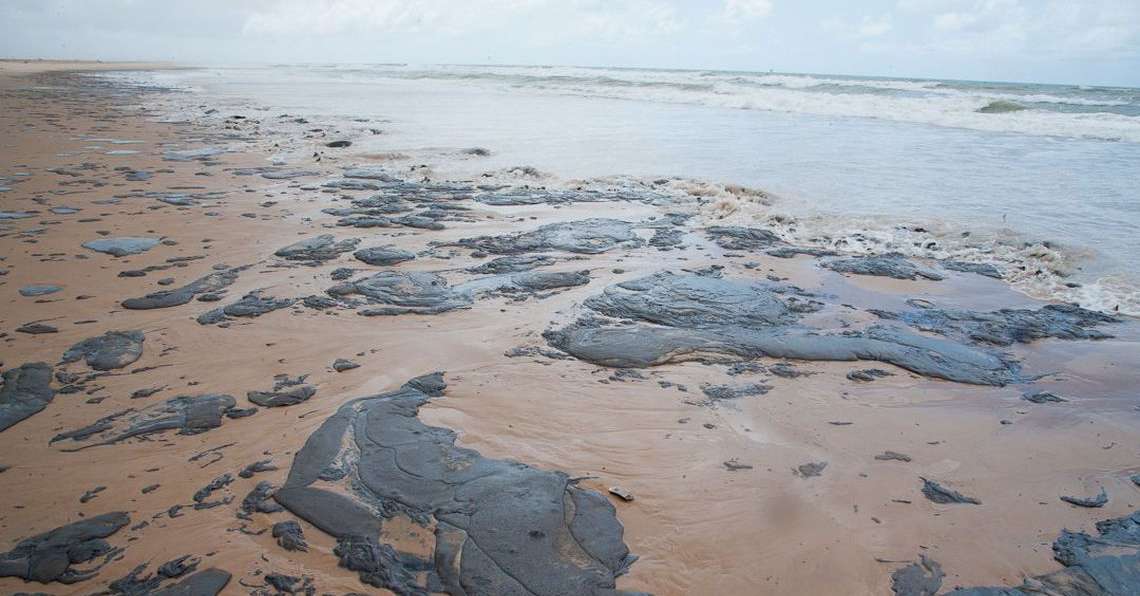 Força-tarefa tenta conter óleo em Abrolhos. Desastre ambiental atinge os nove estados do Nordeste / Foto: EBC