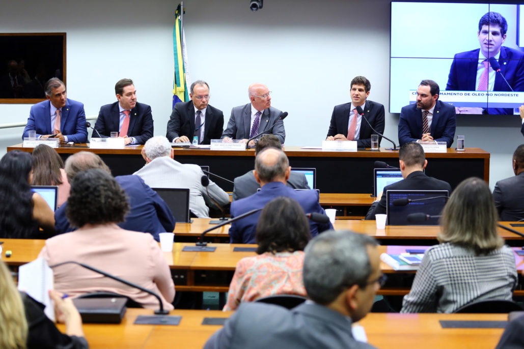 CPI do Óleo é instalada e deputados pedem a convocação de Ricardo Salles