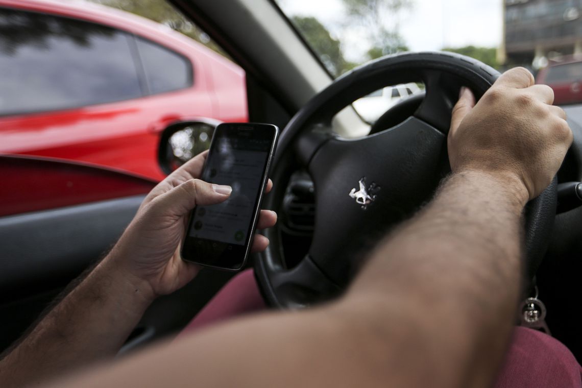 Brasília: Uso de celular ao volante. (Foto: Marcelo Camargo/Agência Brasil)