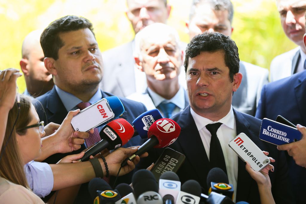 O presidente do Congresso Nacional, Davi Alcolumbre e ministro da Justiça e da Segurança Pública, Sergio Moro, falam à imprensa após reunião para discutir a prisão de condenados em segunda instância