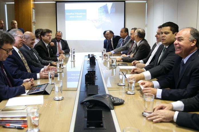 Os presidentes da Câmara, Rodrigo Maia (DEM/RJ), e do Senado, Davi Alcolumbre (DEM/AP), reunidos com a equipe do ministro da Economia, Paulo Guedes / Foto: José Cruz/Agência Brasil