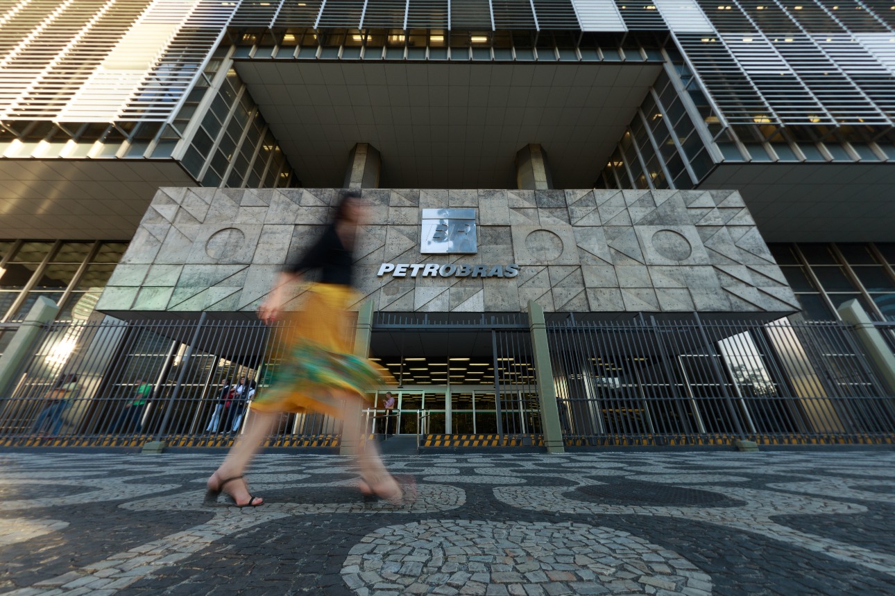 Petrobras anuncia início da venda de campos de óleo e gás na Bacia de Sergipe-Alagoas. Na imagem: Mulher passa em frente à fachada do edifício sede da Petrobras (Edise) na Avenida Chile, no Rio de Janeiro