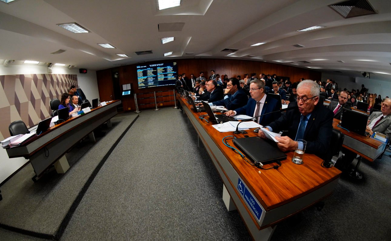 Comissão de Constituição, Justiça e Cidadania (CCJ) realiza reunião deliberativa com 54 itens. Entre eles a PEC 187/2019, que permite uso para outras finalidades de recursos retidos em fundos públicos.rrEm pronunciamento, à bancada, relator da PEC 187/2019, senador Otto Alencar (PSD-BA). rrMesa:rpresidente da CCJ, senadora Simone Tebet (MDB-MS); rvice-presidente da CCJ, senador Jorginho Mello (PL-SC).rrFoto: Roque de Sá/Agência Senado