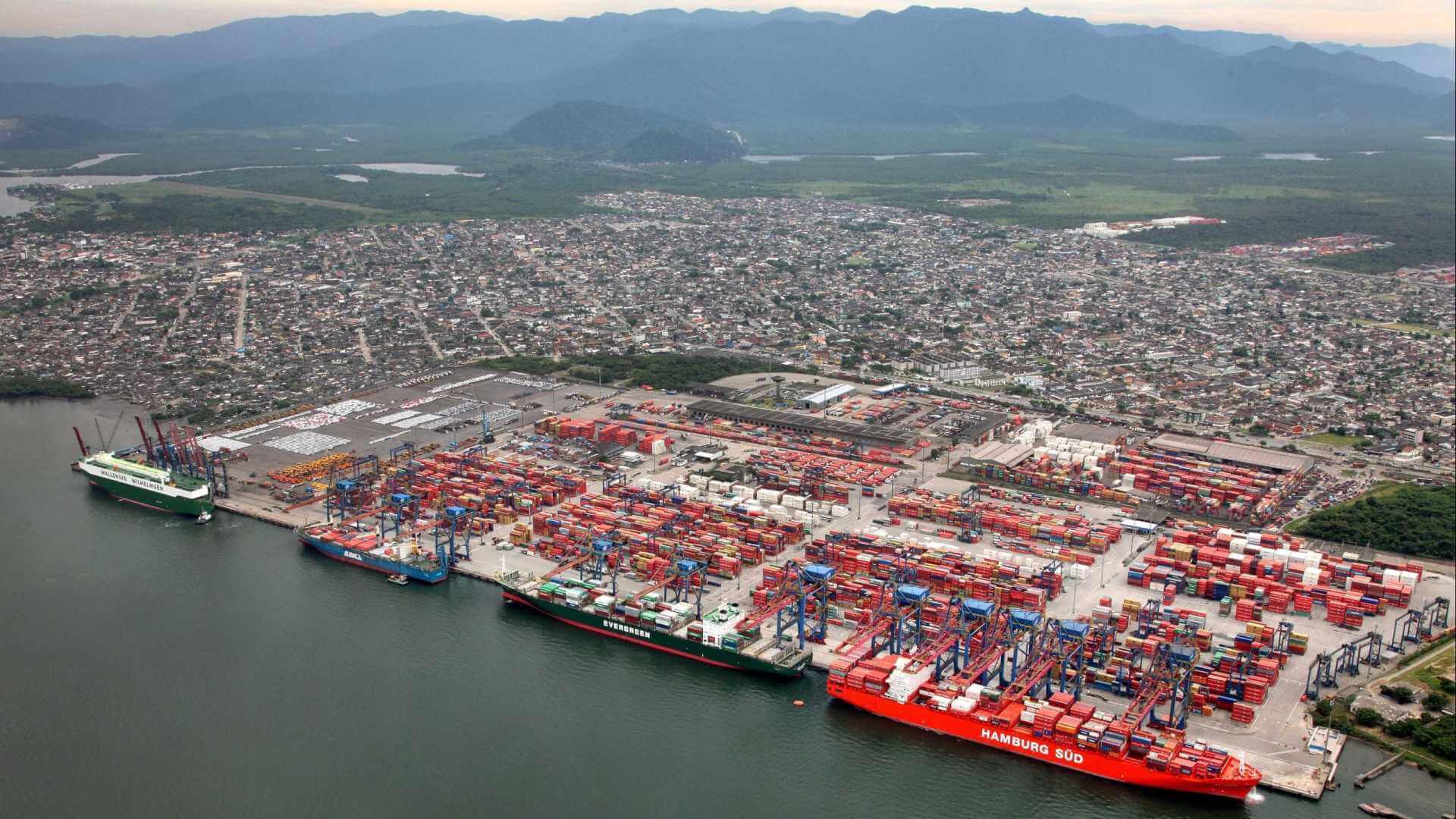 Caminhoneiros protestam no Porto de Santos; decisões judiciais proíbem fechamento do terminal